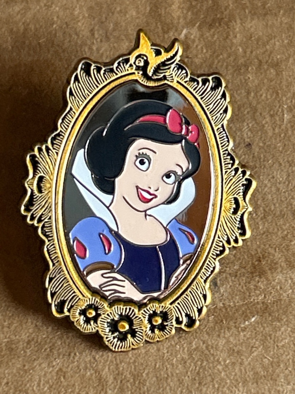 Loungefly Snow White Disney Princess Gold Portrait Pin